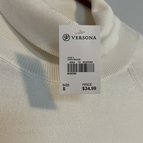 SOLD!! NO LONGER AVAILABLE!!! Versona 1970’s inspired off white turtleneck! - Picture 4 of 5